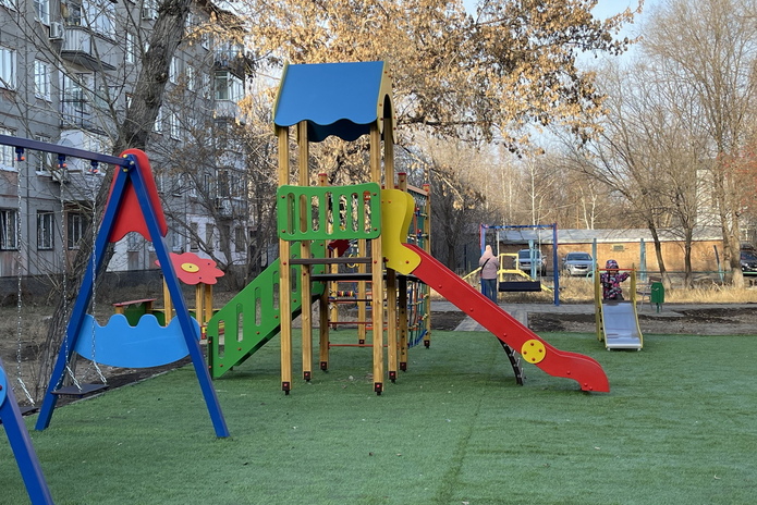 В Усть-Каменогорске новые детские площадки покрывают искусственным газоном